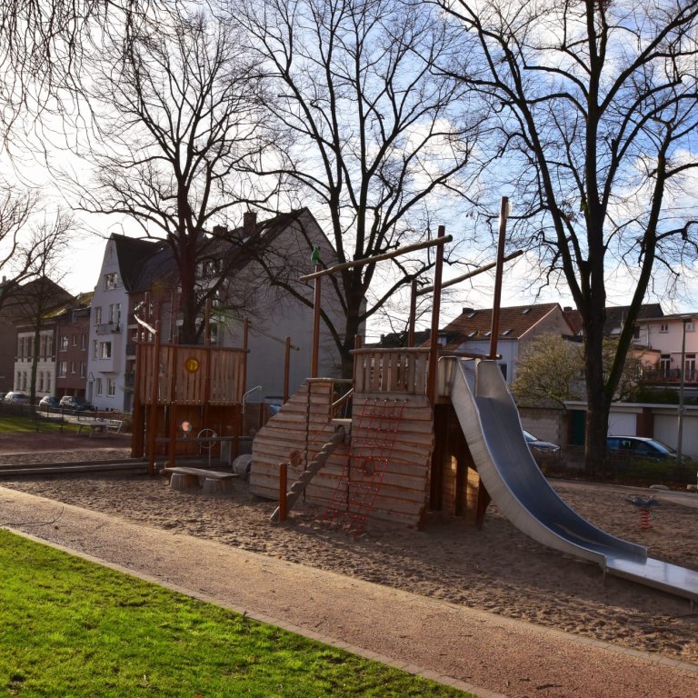Aufwertung Spielplatz Rheinpromenade „Am Zollhof“ einschließlich angrenzender Wallanlage (2021)
